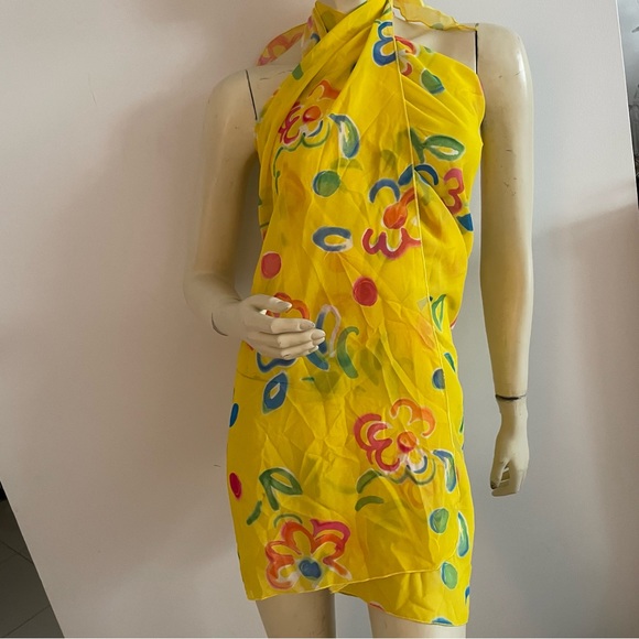 Yellow sarong with flowers - Picture 1 of 9